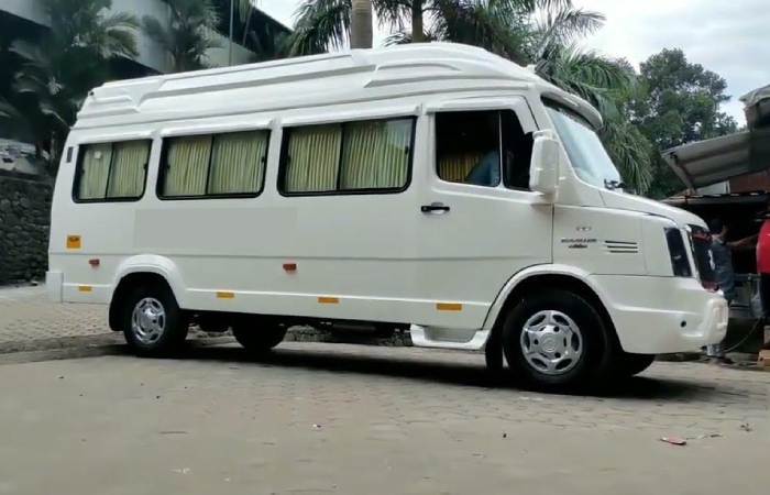 17 Seater Tempo Traveller